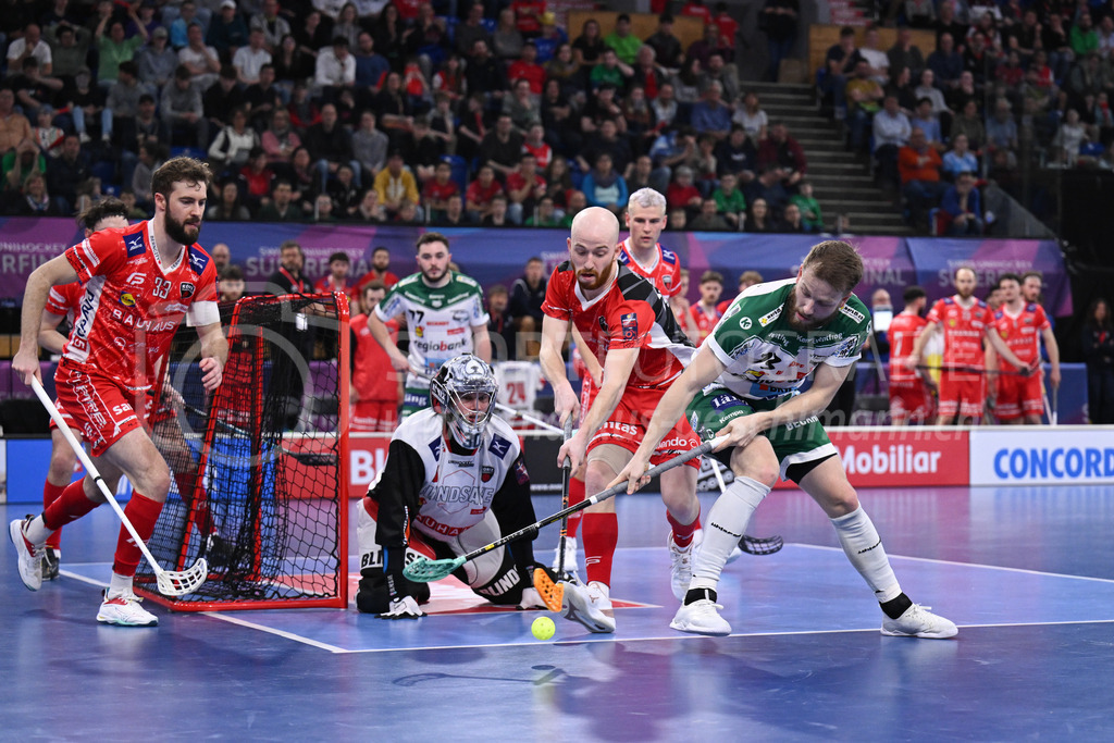 SV Wiler-Ersigen vs Floorball Köniz - 15. April 2023 | SV Wiler-Ersigen vs Floorball Köniz
Stimo Arena, Kloten
Jan Zaugg (#61 Floorball Koeniz) gegen Andrin Hollenstein (#73 SV Wiler-Ersigen) vor Patrick Eder (#30 Floorball Koeniz).
Bild: Sportfotografie Markus Aeschimann | www.markus-aeschimann.ch - Realisiert mit Pictrs.com