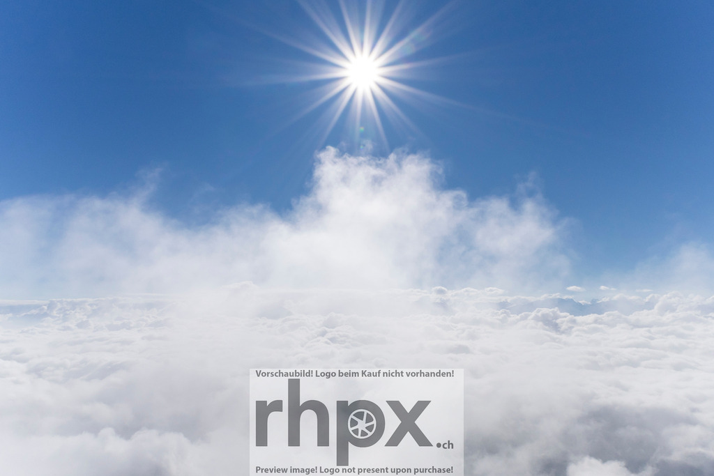 Nebelmeer am Pilatus | Weite. Licht. Freiheit.Über der dichten Wolkendecke strahlt die Sonne als brillanter Stern am tiefblauen Firmament. Der Blick in die unendliche Ferne vermittelt ein Gefühl von absoluter Ruhe und Erhabenheit auf dem Berggipfel.Wähle unter "Produktauswahl" dein Wunschformat: Vom klassischen Wandbild über Puzzle &amp; Tassen bis zum digitalen Download (z.B. als Handy-Hintergrund). - Realisiert mit Pictrs.com