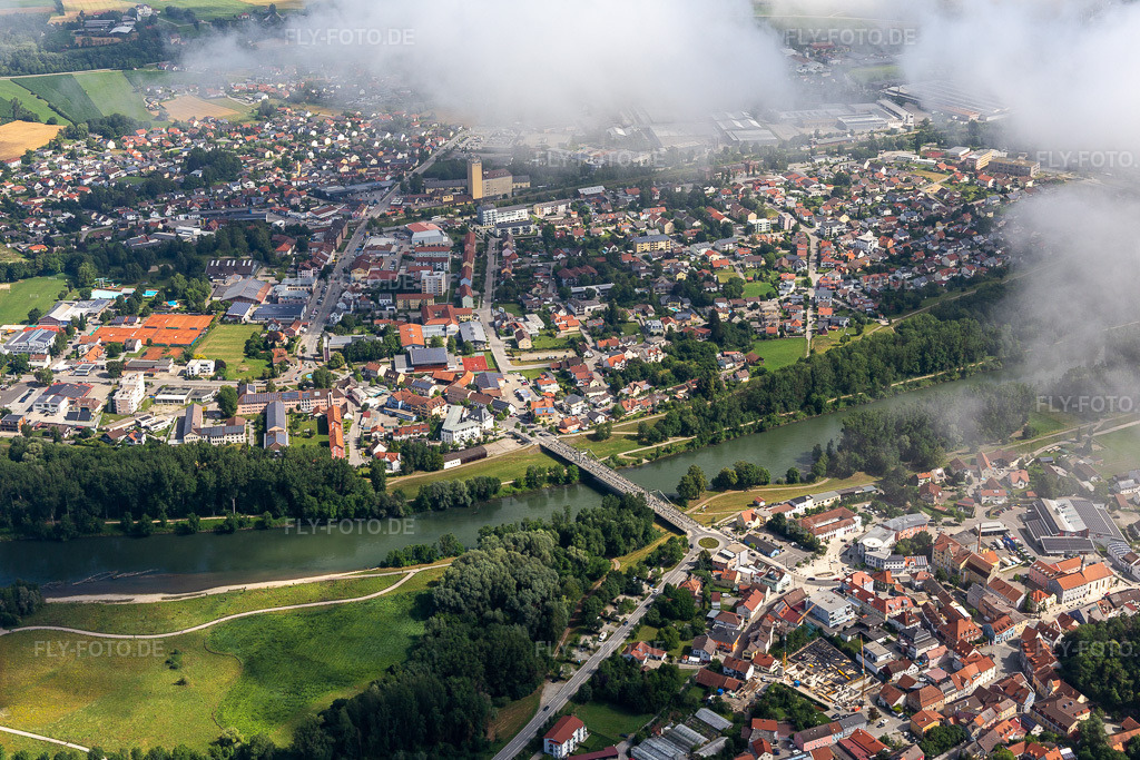 Luftbild:  in Landau an der Isar im Bundesland Bayern in Deutschland. – Foto: IMG_132738.jpg vom 02.07.2022 durch Werner Riehm/FLY-FOTO.de – Auflösung des Originals: 5472 x 3648 px – Suchformular - Wonach suchen Sie?