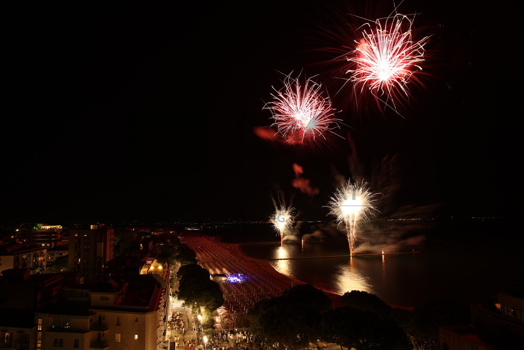 Ferragosto Fireworks in Grado, Italy | GRADO, ITALY, 15.AUG.26 - FIREWORKS - Ferragosto fireworks over the Adriatic Sea in Grado, Italy. Colorful fireworks light up the night sky above the beach, coastline and waterfront during the traditional summer celebration. - Realisiert mit Pictrs.com