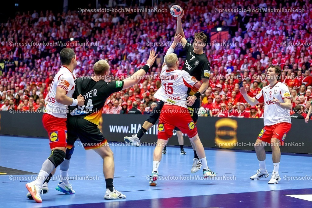 EHF26012603035 | 26.01.2026, Handball, Men's EHF EURO 2026, Deutschland - Dänemark, Jyske Bank Boxen in Herning, Dänemark, Main Round:  Julian Köster (Germany #18) im Zweikampf gegen   Magnus Saugstrup Jensen (Denmark #15)