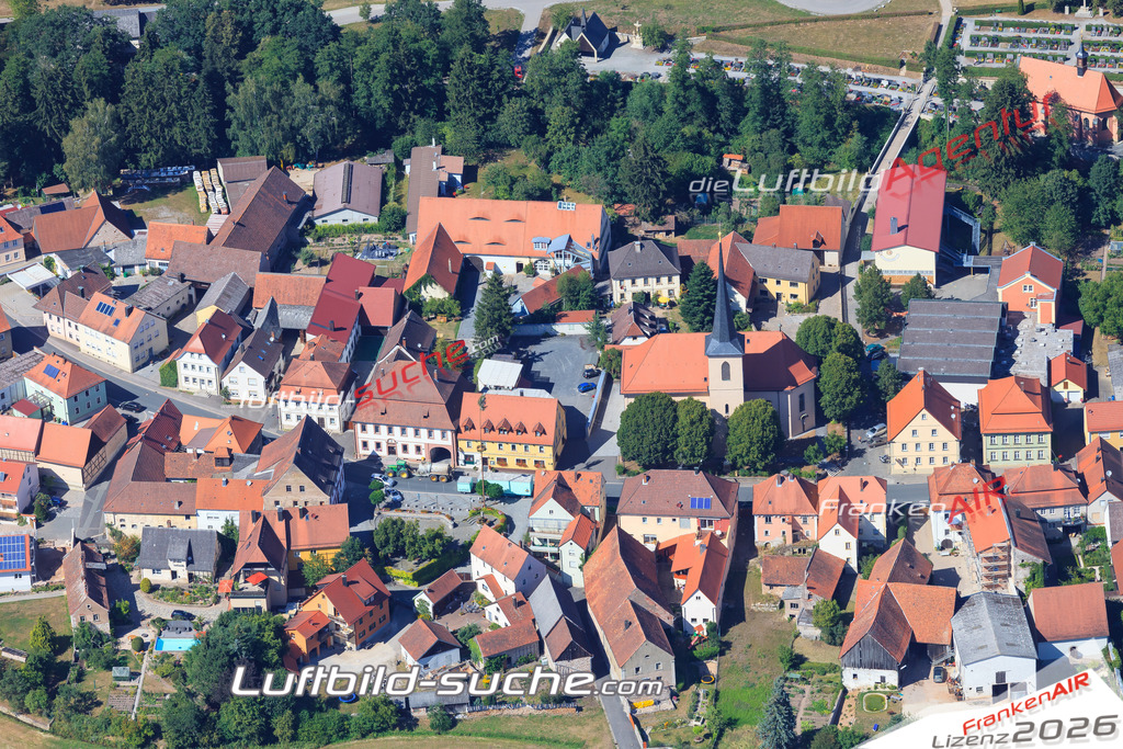Luftbild von  Burgwindheim - Luftaufnahme wurde 2015 von https://frankenair.de mittels Flugzeug (keine Drohne) erstellt - die Geschenkidee