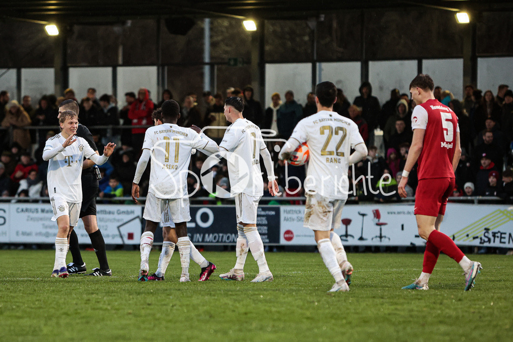 SV Heimstetten - FC Bayern Amateure | Wieder jubeln die Amateure - nach dem Treffer zum 1-2 durch Younes AITAMER (FCB #17)