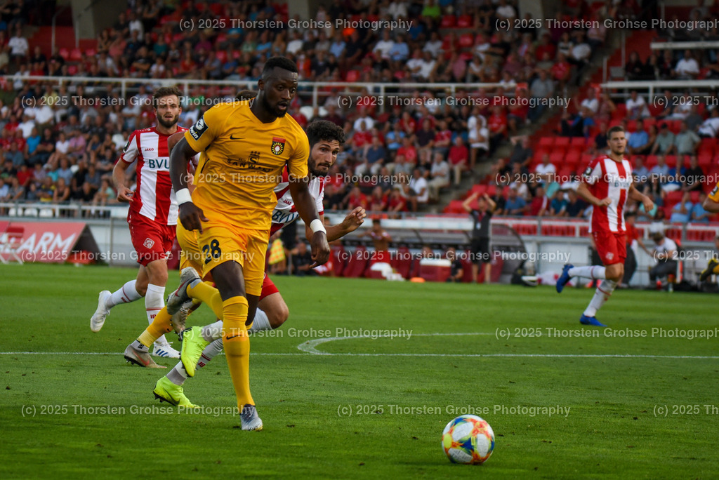 Fussball, 3. Liga, Wuerzburg Kickers vs. SG Sonnenhof Grossaspach, 30.07.2019 | Fussball, 3. Liga, Wuerzburg Kickers vs. SG Sonnenhof Grossaspach, 30.07.2019; in der Flyeralarm ARENA in Wuerzburg, (Deutschland)

Bild:  Dimitry Imbongo Boele 28 (SG Sonnenhof Grossaspach)

DFL REGULATIONS PROHIBIT ANY USE OF PHOTOGRAPHS as IMAGE SEQUENCES and/or QUASI-VIDEO. - Realisiert mit Pictrs.com
