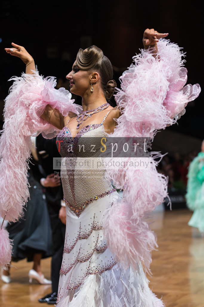 20250820_WDSF Standard Rising Stars R3-3285 | Tanzsportbilder, Standardtanz, Lateintanz, WDSF, DTV, LTVB, dancecomp, goc, hessen tanzt, blaues band der spree, walzer, tango, wiener walzer, slowfox, quickstepp, samba, rumba, cha-cha-cha, paso doble. jive, hd-kroft photography, turniertanzsport