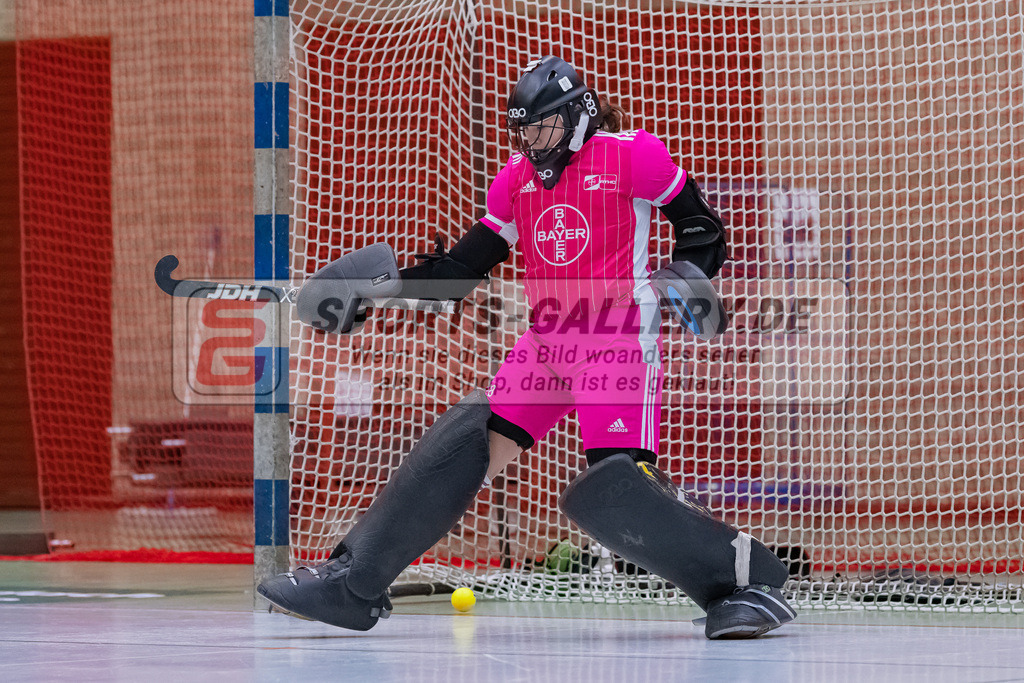 HK_20230114_102808 | 1. Bundesliga ( Halle ) Damen Crefelder HTC - RTHC Leverkusen am 14.1.2023 Crefelder HTC  ( CHTC ) Halle Glockenspitz , Krefeld , Lotta Thielmann Torhüterin ( RTHC Leverkusen #18 )