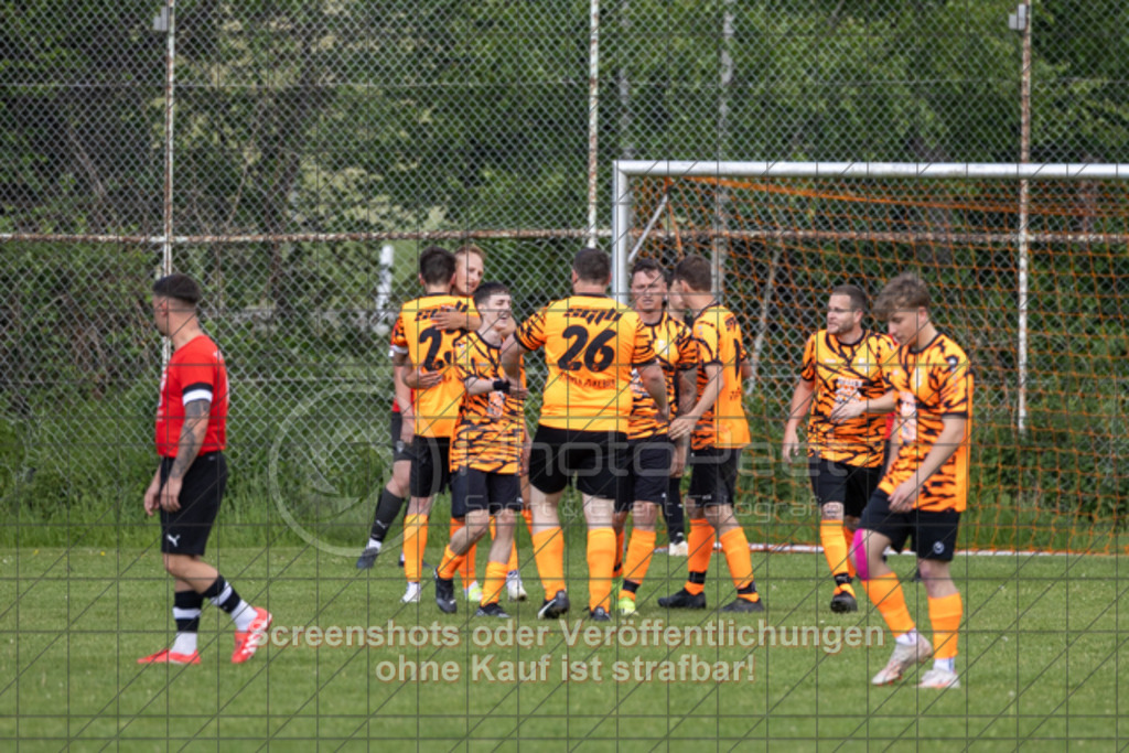 20250518_160741_0251 | #,TV Birenbach (rot) vs. SGM Jebenhausen/Bezgenriet II (organge), Fussball, Kreisliga B8 - Bezirk Neckar/Fils, 27. Spieltag, Saison 2024/2025, Rasenplatz, Sportplatz Birenbach, Turnhallenweg 8, 73102 Birenbach, 18.05.2025 - 15:00 Uhr,Foto: PhotoPeet-Sportfotografie/Peter Harich