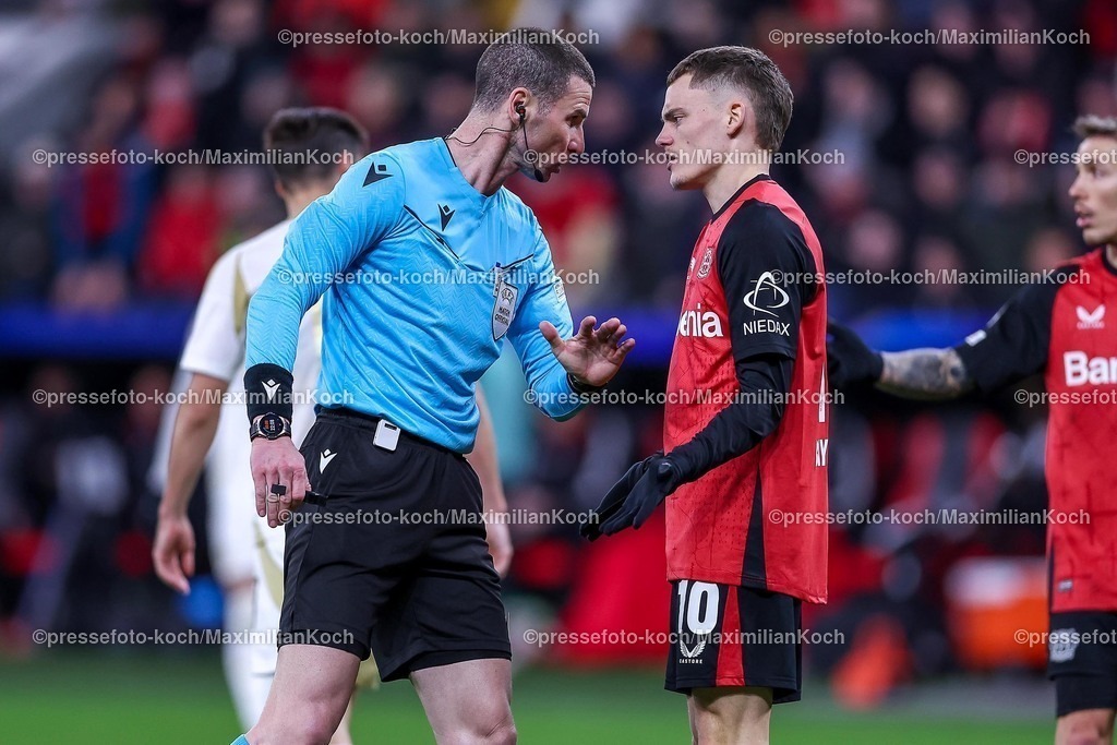 UCL29012502276 | 29.01.2025, Fußball, Bayer 04 Leverkusen - AC Sparta Prag, UEFA Champions League, 8. Spieltag, BayArena, Saison 2024 2025: Schiedsrichter Georgi Kabakov neben Florian Wirtz (Bayer04 Leverkusen #10)
