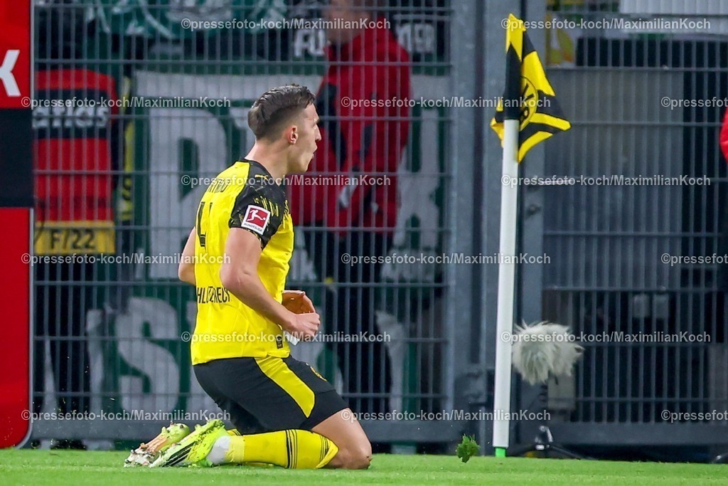 BVB13012601027 | 13.01.2026, Fußball, Borussia Dortmund - SV Werder Bremen,, 1. Fußball Bundesliga, 17. Spieltag, Signal Iduna Park, Saison 2025 2026: Torjubel nach dem Tor zum 1:0 durch Torschütze Nico Schlotterbeck (BVB #04)  zusammen mit   DFB regulations prohibit any use of photographs as image sequences and or quasi-video.
