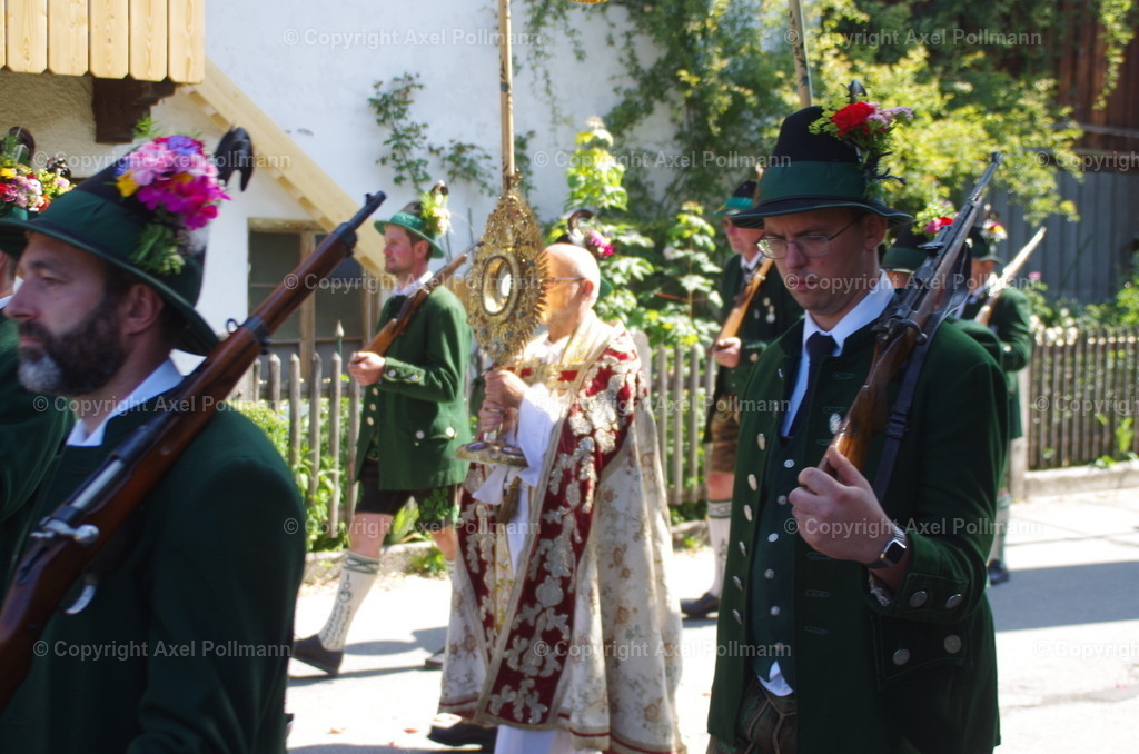 IMGP4190 | fotografiert von Axel PollmannLeonhardi Wallfahrt Benediktbeuern und Murnau, Fronleichnam, Fasching, Landschaft im Loisachtal und Benediktbeuern  - Realisiert mit Pictrs.com