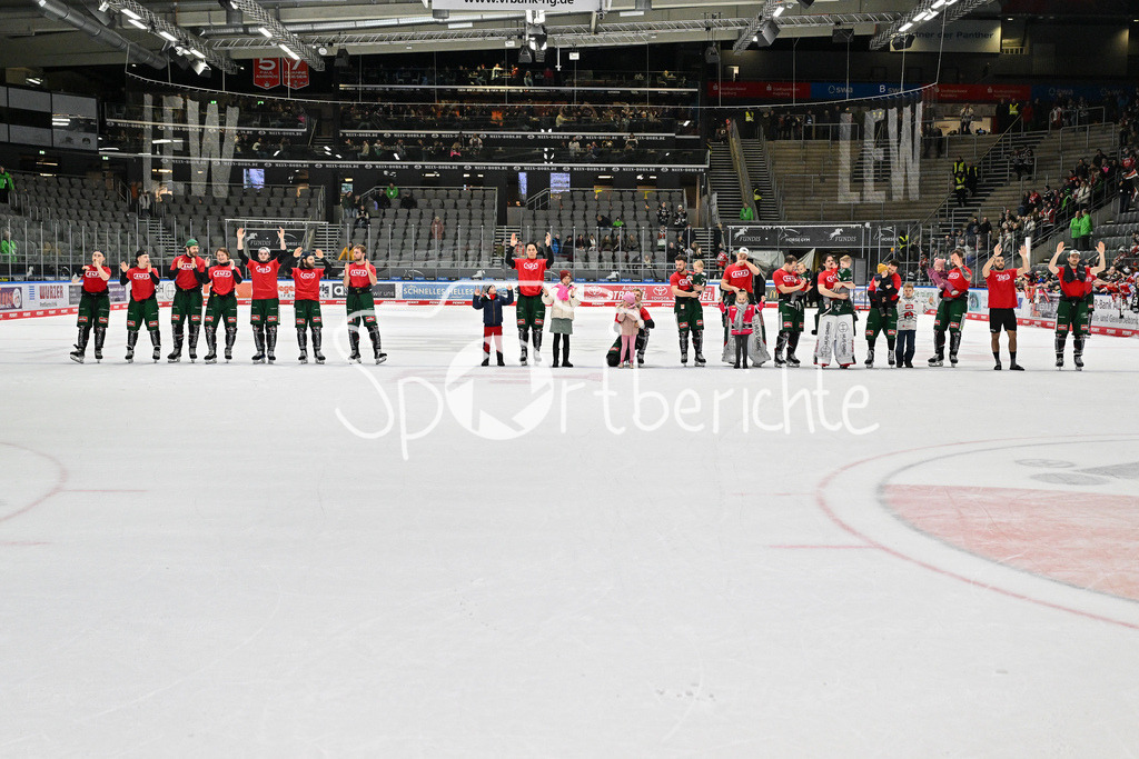 Augsburger Panther - Löwen Frankfurt  | Das Team der Augsburger Panther feiert zusammen mit den Fans dem Heimspieg gegen Frankfurt / DEL: Augsburger Panther - Loewen Frankfurt, Curt Frenzel Stadion am 12.01.2025