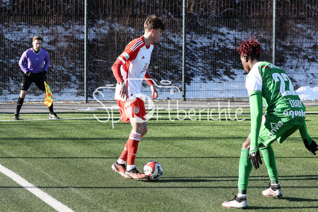FC Bayern Amateure - SC Austria Lustenau | Jonathan JENSEN (FCB #49) im Duell mit DIABY (SCA #22) / Zweikampf