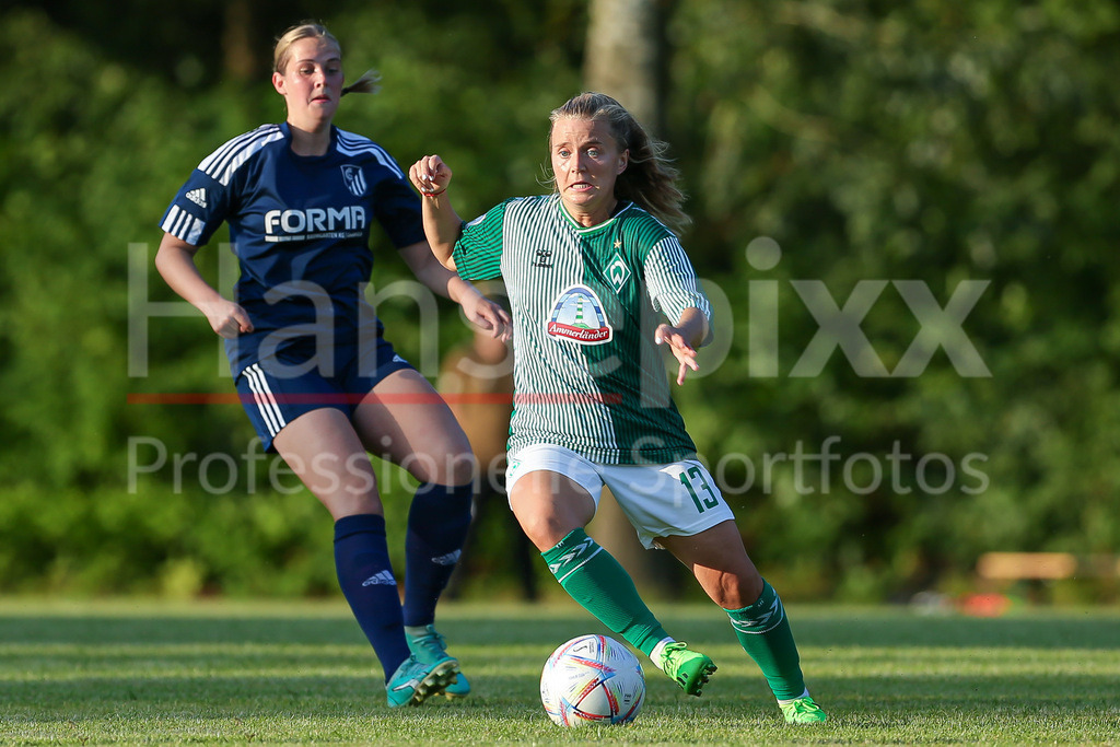 Fussball, Testspiel Frauen, FC Geestland - SV Werder Bremen | v.li.: Ricarda Walkling (SV Werder Bremen, 13) am Ball, Einzelbild, Ganzkörper, Aktion, Action, Spielszene