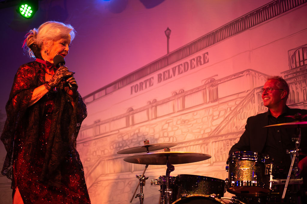 Konzert Dorit Gäbler | Dorit Gäbler im Forte Belvedere Leisnig zum Festival Hallo Leisnig 2022. - Realisiert mit Pictrs.com