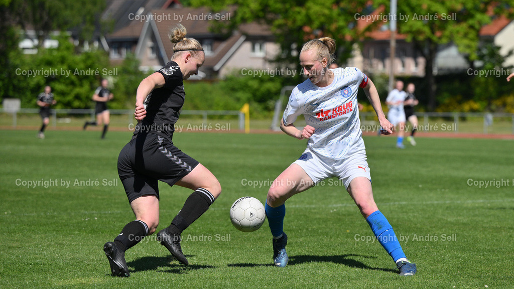 SV Henstedt-Ulzburg vs Holstein Kiel | Jennifer Michel (SVHU #77) / Jasmin Grosnick (Holstein #3) / Fußball-Regionalliga Nord Frauen 2024/2025 / 21. Spieltag, SV Henstedt-Ulzburg vs Holstein Kiel / Beckersberg A-Platz / Henstedt-Ulzburg / 11.05.25 - Realisiert mit Pictrs.com