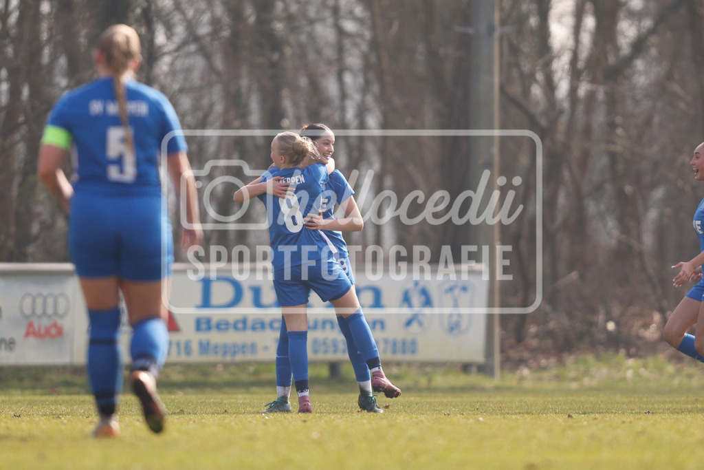 Fußball I Frauen I Saison 2025-2026 I Oberliga Niedersachsen I 15. Spieltag I SV Meppen 1912 e.v. U20 2 - BW Hollage -11 | Lotte Dijkhuizen (8, SV Meppen 1912 e.v.) und Lina Schwarte (9, SV Meppen 1912 e.v.) jubeln nach einem Tor für Meppen. - Realisiert mit Pictrs.com