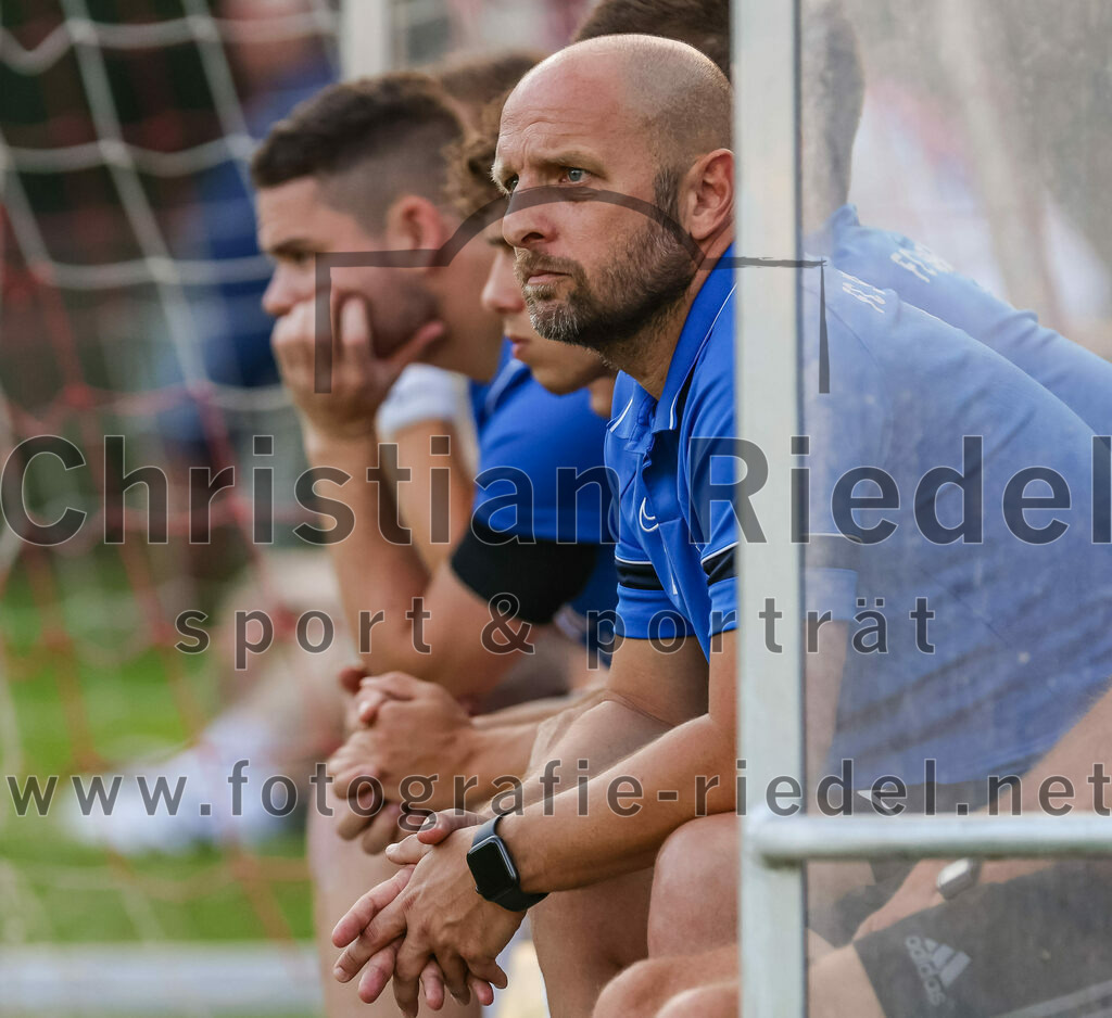 2023-07-18_065_FC_Herzogstadt_gegen_FC_Eitting | Erding, Deutschland, 18.07.2023:
Fußball, TOTO Pokal 2023 / 2024, 1. Spieltag, FC Herzogstadt gegen FC Eitting, Endergebnis: 2:4 n.E.

Trainer Thomas Zellermeyr (FC Eitting)

Foto: Christian Riedel / fotografie-riedel.net
