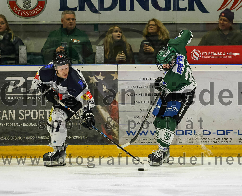 2024-01-26_102_TSV_Erding_gegen_HC_Landsberg | Erding, Deutschland, 26.01.2024:
Eishockey, Bayernliga Vorrunde 2023 / 2024, 28. Spieltag, TSV Erding gegen HC Landsberg, Endergebnis: 6:2

Frantisek Wagner (HC Landsberg, #97), Erik Modlmayr (Erding Gladiators, #21)

Foto: Christian Riedel / fotografie-riedel.net