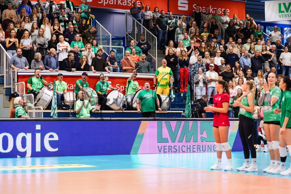 Volleyball, 1. Bundesliga Frauen, Hauptrunde, 1. Spieltag, Saison 2025/2026: USC Münster - SSC Palmberg Schwerin | 1. Bundesliga Frauen, Hauptrunde, 1. Spieltag, Saison 2025/2026, USC Münster empfängt SSC Palmberg Schwerin in der Sporthalle Berg Fidel in Münster. Foto: sportfotografie.ms | Markus Paletta - Realisiert mit Pictrs.com