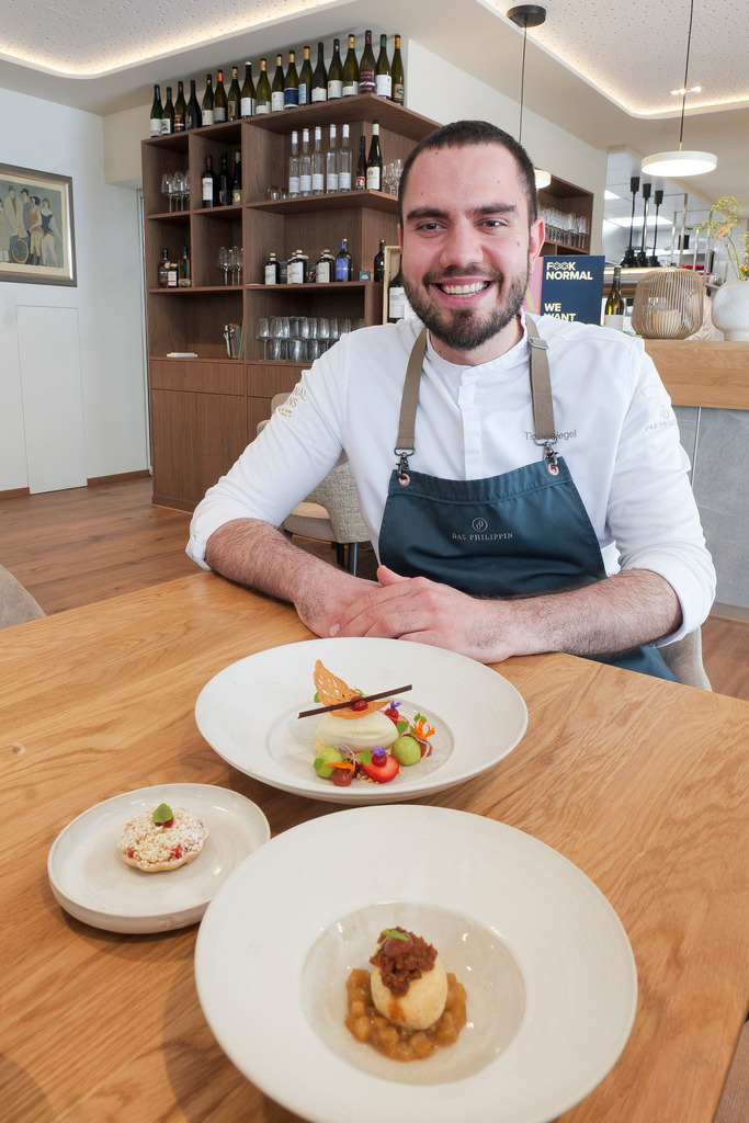 Philippins | Rutesheim - Gastro der Koch Tim Striegel mit den von ihm zubereiteten Speisen in dem kürzlich renovierten Café und der Konditorei Philippins. Im Bild: Grosse Teller: Mandel financier mit basilikum creme, rhabaraba sorbet erdbeere - Mittlere Teller rhabarba ragout mit topfenknödel und vanille Soße - Kleine Teller Erdbeere Tartlette mit Vanille-creme, und weissenschokoladen Streusel - Realisiert mit Pictrs.com