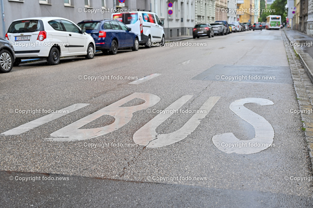 Hessenplatz Linz_ Verkehrsinitiative_ 26.07.2023-10 | 26.07.2023, Hessenplatz Linz, AUT, Verkehrsinitiative, im Bild Es soll anschließend an den Hessenplatz die Busspur in der Lustenauerstraße auf 8.00 bis 19.00 Uhr beschraenkt werden. Dadurch stehen einerseits abends mehr Parkflaechen für BewohnerInnen und BesucherInnen zur Verfuegung, andererseits wird durch die Beparkung auch hier der Straßenraum verengt. Das sollte ebenfalls geschwindigkeitsreduzierend wirken bzw. das Aufziehen der Autos reduzieren.