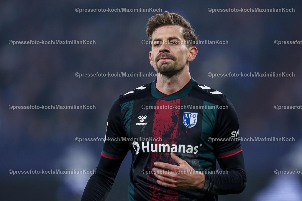 S0401022502122 | 01.02.2025, Fußball, FC Schalke 04 - 1. FC Magdeburg, 2.. Fußball Bundesliga, 20. Spieltag, Veltins-Arena Gelsenkirchen, Saison 2024 2025: Alexander Nollenberger (1.FC Magdeburg #17)DFB regulations prohibit any use of photographs as image sequences and or quasi-video.