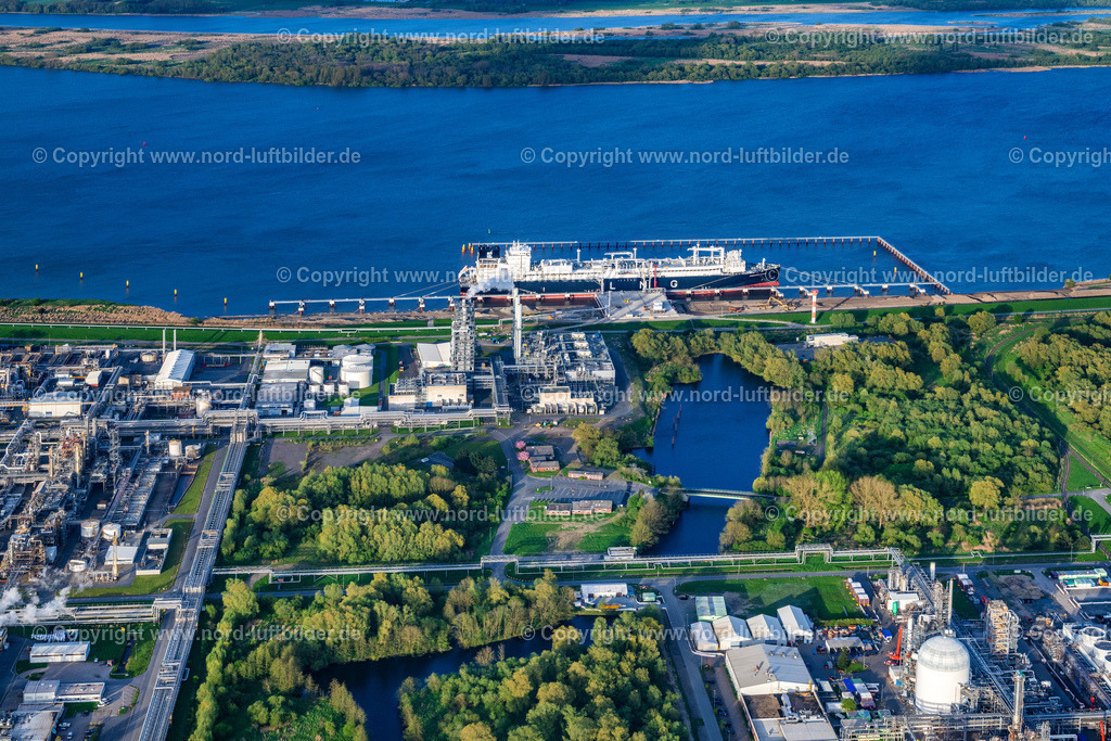 Stade_LNG_Terminal_LNG_Schiff_Energos_Force_ELS_1481140424 | STADE 29.04.2024 Wasserbrücke mit Leitungssystemen des LNG Erdgas und Flüssiggas- Terminal und Entladekai mit anlegenden Spezialschiff "Energos Force" (früher "Transgas Force") am Ufer des Flußverlaufes der Elbe im Ortsteil Bützfleth in Stade im Bundesland Niedersachsen, Deutschland. Weiterführende Informationen bei: Dow Deutschland Anlagengesellschaft mbH,  TRINSEO. // Water bridge with pipeline systems of the LNG natural gas and liquid gas terminal and unloading quay with the special ship "Energos Force" (formerly "Transgas Force") docking on the banks of the Elbe in the district of Buetzfleth in Stade in the state Lower Saxony, Germany. Further information at: Dow Deutschland Anlagengesellschaft mbH,  TRINSEO. Foto: Martin Elsen