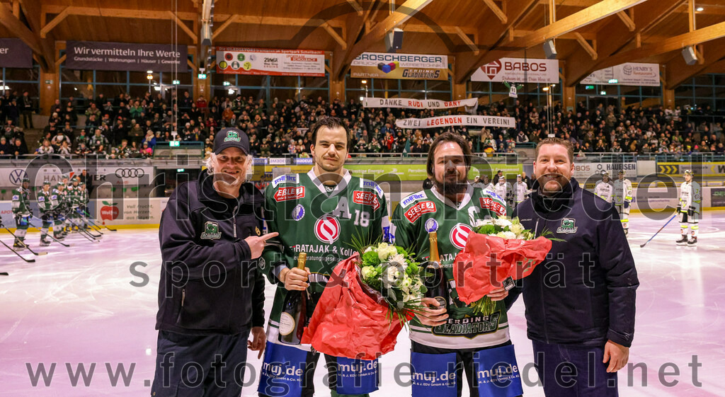 2024-02-02_011_TSV_Erding_gegen_ERSC_Amberg | Erding, Deutschland, 02.02.2024:
Eishockey, Bayernliga Vorrunde 2023 / 2024, 30. Spieltag, TSV Erding gegen ERSC Amberg, Endergebnis: 1:0

Daniel Krzizok (Erding Gladiators, #18), Rudolf Lorenz (Erding Gladiators, #91), David Whitney (Erding Gladiators)

Foto: Christian Riedel / fotografie-riedel.net