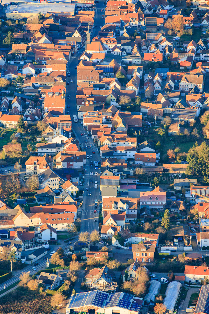 Luftbild: Hauptstraße von Süden in Offenbach an der Queich im Bundesland Rheinland-Pfalz in Deutschland. Foto: IMG_151589.jpg vom 18.11.2025 durch Werner Riehm/FLY-FOTO.de