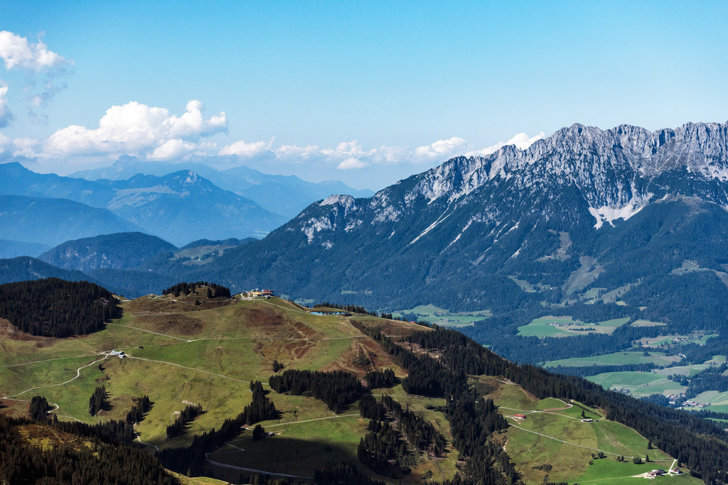 dr__0077475.jpg | ELLMAU 06.09.2021 Felsen- Massiv und Berglandschaft Ellmi´s Zauberwel, Bergstation Bergbahnen Wilder Kaiser und Speichersee in Ellmau in Tirol, Österreich. // Rock and mountain landscape EllmiA?s Zauberwel, Bergstation Bergbahnen Wilder Kaiser and Speichersee in Ellmau in Tirol, Austria. Foto: Daniel Reiter