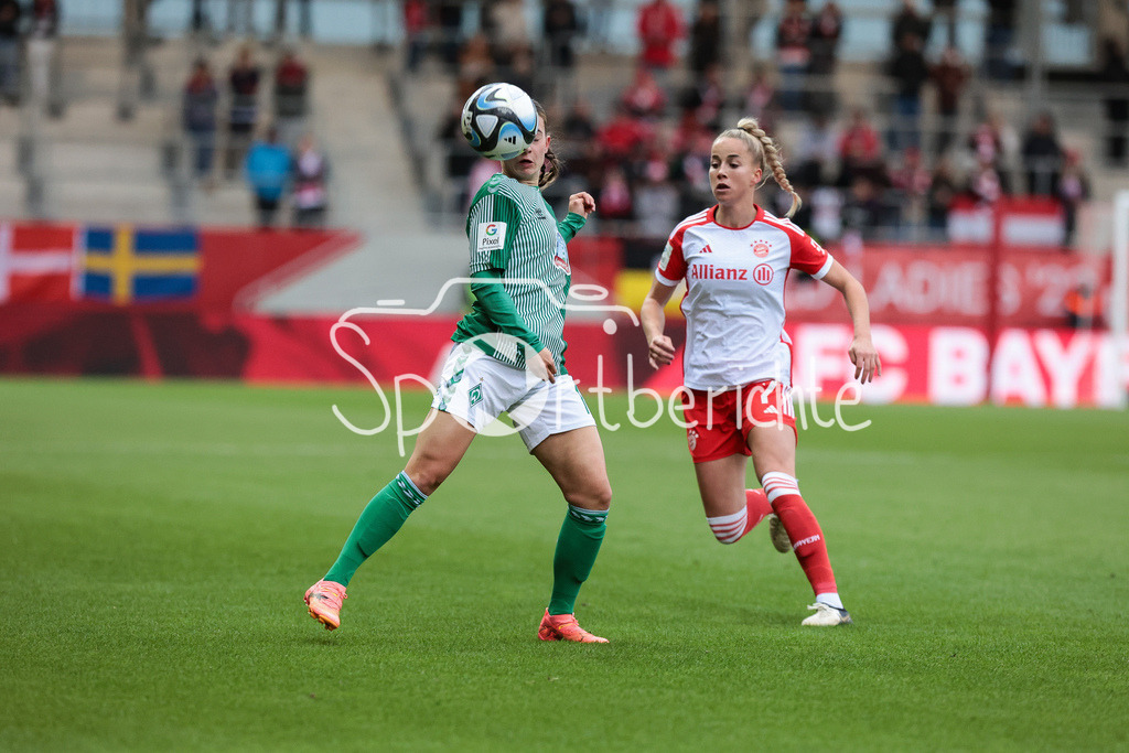 FC Bayern München Frauen - SV Werder Bremen Frauen | im Duell Tuana Shahnis MAHMOUD (SVW #10) und Giulia GWINN (FCB #7) / Zweikampf
