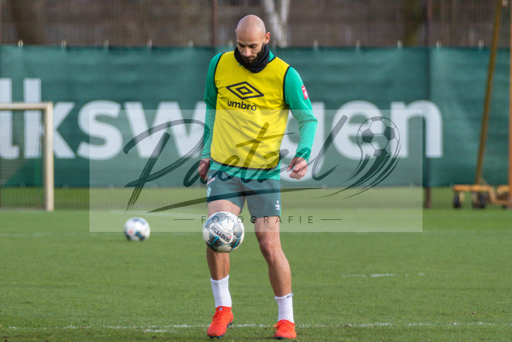 20200218_TRASVW_0020 | Fussball, Herren: Oemer Toprak (Werder Bremen) in Aktion, am Ball, Einzelaktion waehrend der Trainingseinheit des SV Werder Bremen auf dem wohninvest Weserstadion Trainingsplatz am 18.02.2020 in Bremen, Deutschland. - Realisiert mit Pictrs.com