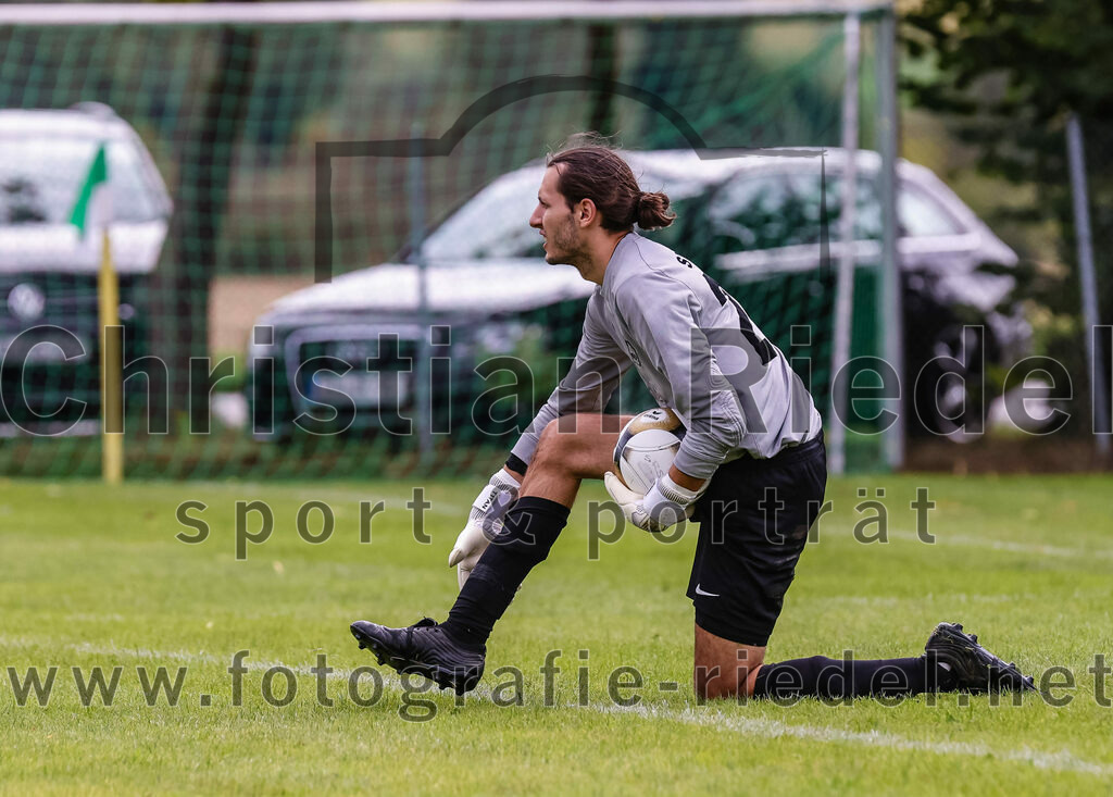 2023-08-06_042_SpVgg_Neuching_gegen_SG_Hoerlkofen-Woerth | Neuching, Deutschland, 06.08.2023:
Fußball, A-Klasse 2023 / 2024, 1. Spieltag, SpVgg Neuching gegen SG Hörlkofen/Wörth, Endergebnis: 0:0

Torwart Korbinian Becker (SG Hörlkofen/Wörth, #24)

Foto: Christian Riedel / fotografie-riedel.net