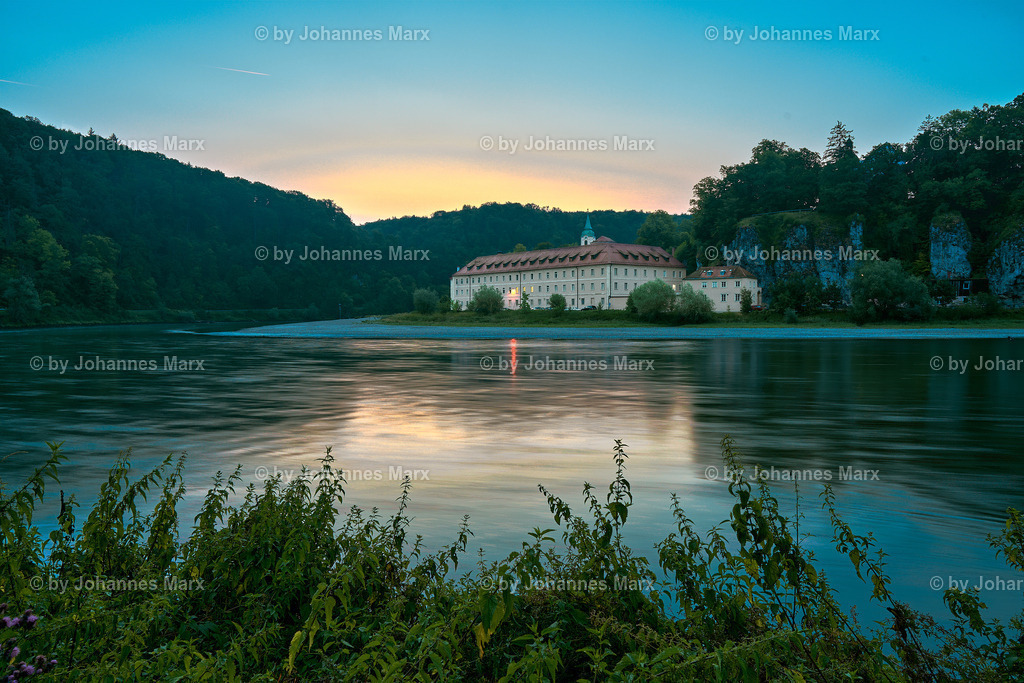 Ein blauer Morgen am Kloster Weltenburg | Ein Morgen an der Donauschleife mit dem Kloster Weltenburg zur blauen Stunde - Realisiert mit Pictrs.com