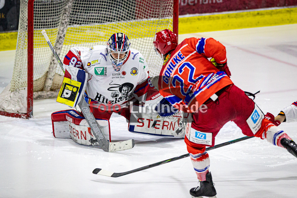 EC Peiting vs Deggendorfer SC | Eishockey Oberliga Süd Vorrunde 2024/2025, EC Peiting vs Deggendorfer SC, 20241228,Torchance Lukas GOHLKE (ECP 22),2024-12-28 in Peiting (Eisstadion)Lukas GOHLKE (ECP 22), Raphael FÖSSINGER (DSC 92)Copyright: WolfgangxLindner foto-lindner.de