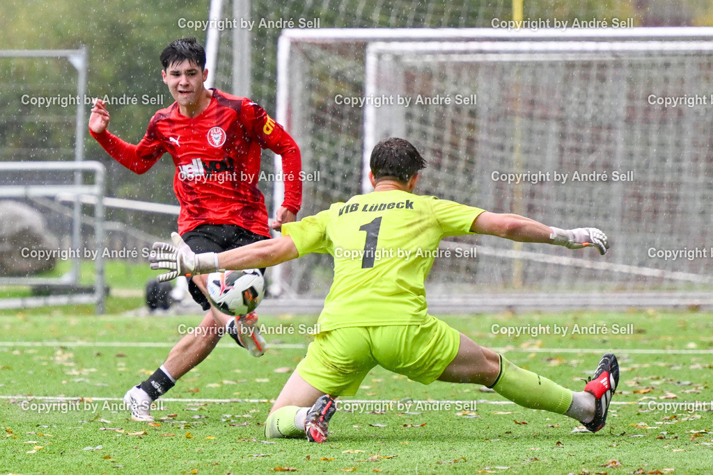 FC Kilia Kiel vs VfB Lübeck II - U21 | Selim Cetintürk (Kilia #33) scheitert frei vor dem Tor an Louis Siefert (Lübeck #1) / Fußball-Oberliga Männer 2026/2027 / FC Kilia Kiel vs VfB Lübeck II - U21 / Kilia Sportplatz / Kiel / 10.10.26 - Realisiert mit Pictrs.com