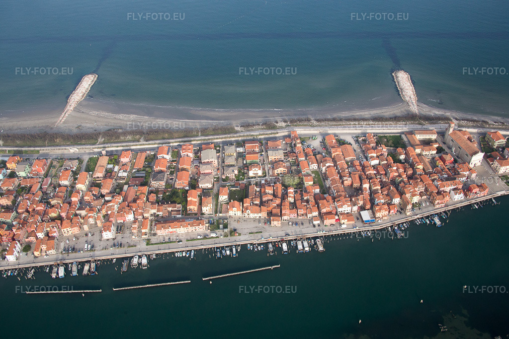 Vue aérienne: Vue de la ville sur la côte méditerranéenne à San Vito dans le département Vénétie, Italie.Photo: IMG_087561.jpg prise le 06/04/2016 par Werner Riehm/FLY-FOTO.euRésolution de l'original: 5472 x 3648 px