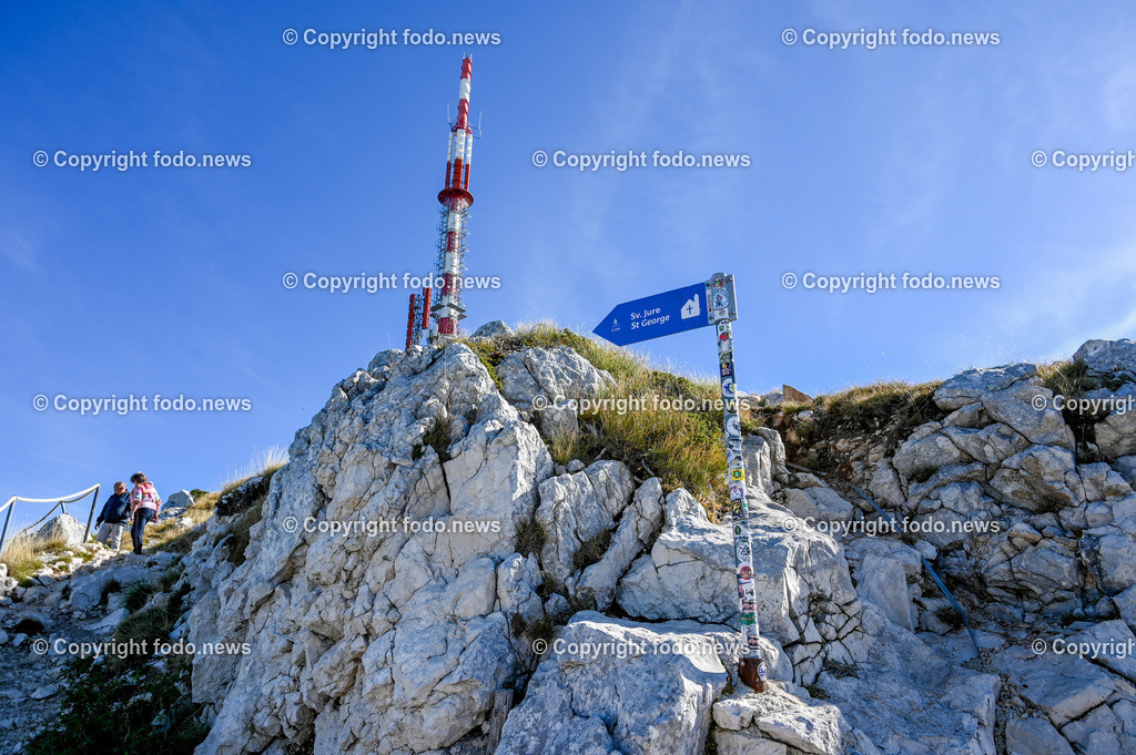 Kroatien_ Biokovo Naturpark_ 13.10.2023-22 | 13.10.2023, Kroatien, HRV, Naturpark Biokovo im Bild Naturpark Biokovo, Skywalk, Sv. Jure, St. George

Der Park erstreckt sich über eine Flaeche von 19.550 Hektar und umfasst einen circa 30 km langen und bis zu 7 km breiten, sich in nordwestlich-suedoestlicher Richtung erstreckenden Teil des Biokovo-Gebirges von Dubci bis nach Gornja Igrane. Er umfasst das Teilgebiete der Staedte Makarska und Vrgorac sowie der Gemeinden Baška Voda, Brela, Podgora, Šestanovac, Tučepi, Zadvarje und Zagvozd. Der Park liegt auf einer Hoehe von 200 bis 1762 m. i. J.; der Sveti Jure (Heiliger Georg) als hoechster Berg des Parks ist zugleich der zweithoechste Gipfel in Kroatien.
Quelle: Wikipedia