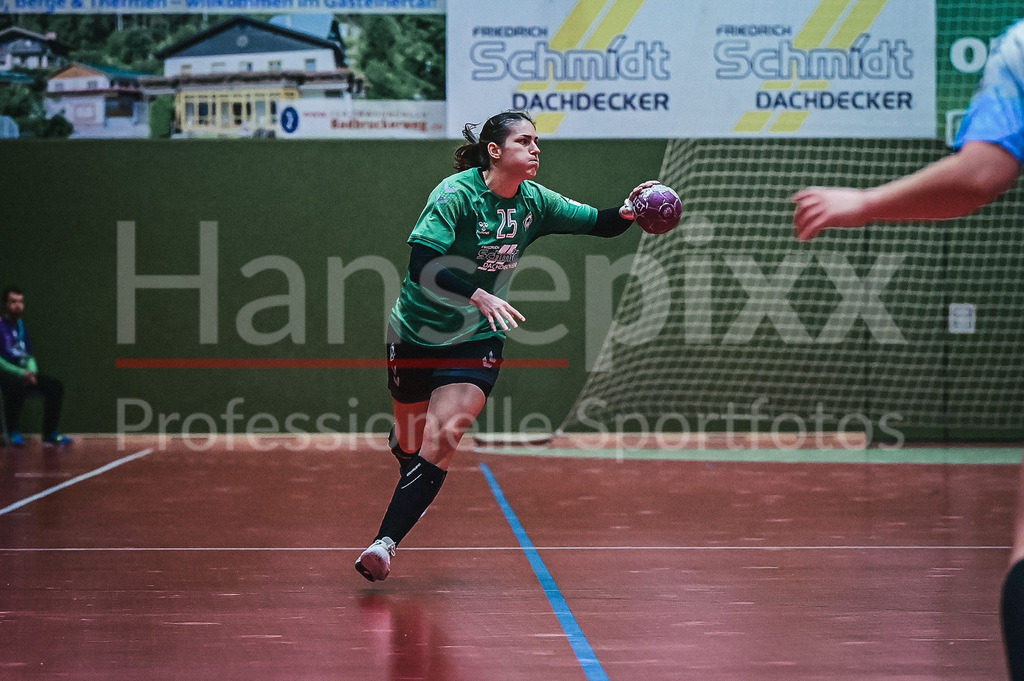 Handball, 2. Bundesliga Frauen, SV Werder Bremen - TuS Lintfort | v.li.: Anna Lena Bergmann (SV Werder Bremen, 25) am Ball, Spielszene, Aktion, Action