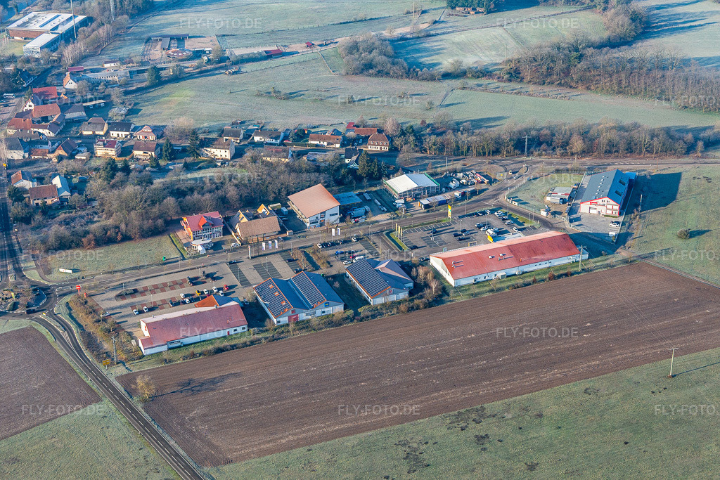 Luftbild: Einkaufszentren in Neulauterburg in Berg im Bundesland Rheinland-Pfalz in Deutschland. Foto: IMG_124046.jpg vom 11.01.2021 durch Werner Riehm/FLY-FOTO.deAuflösung des Originals: 5472 x 3648 px