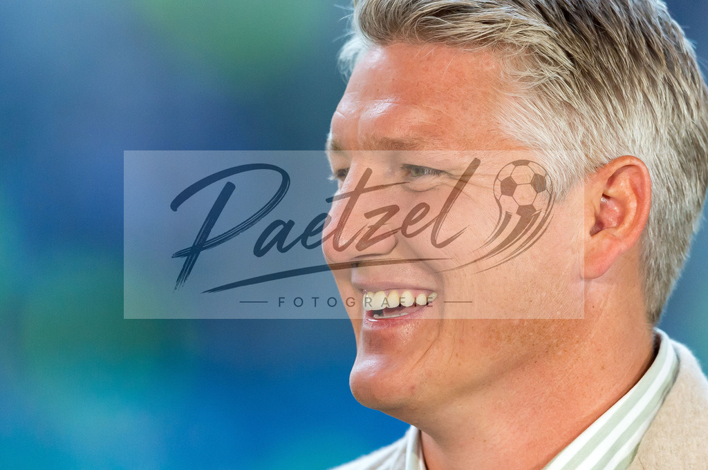 HSVSCF20220419_247 | Fussball, Herren: Bastian Schweinsteiger schaut beim DFB-Pokal-Halbfinalspiel zwischen Hamburger SV und SC Freiburg im Volksparkstadion am 19.04.2022 in Hamburg, Deutschland.DFB / DFL REGULATIONS PROHIBIT ANY USE OF PHOTOGRAPHS AS IMAGE SEQUENCES AND/OR QUASI-VIDEO. - Realisiert mit Pictrs.com