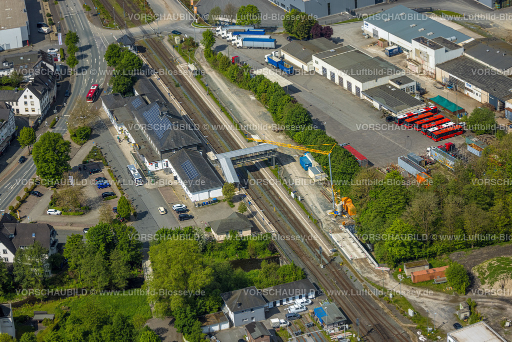 Bestwig240502944 | Luftbild, Bestwig Bahnhof, Deutsche Bahn AG, Baustelle mit Baukran, Fußgänger Übergang überdacht, , Bestwig, Sauerland, Nordrhein-Westfalen, Deutschland
