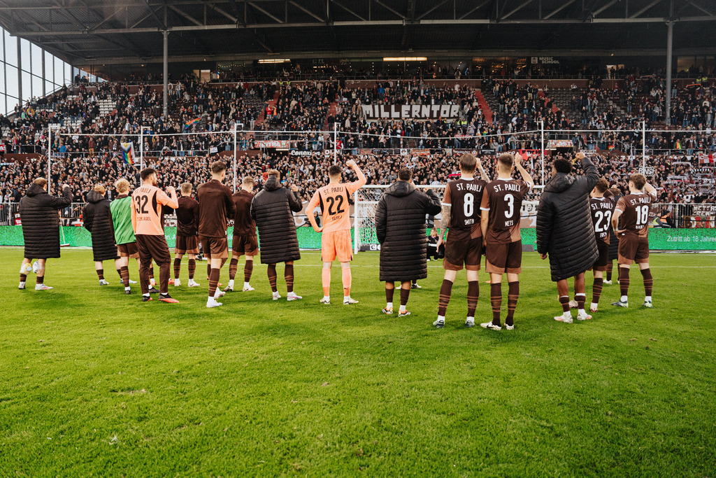 FCS09286 | Der offizielle Shop für FC St. Pauli Fotos. Wähle aus Spielszenen & Fanmomenten dein FCSP Wunschformat. Wir liefern Millerntor-Atmosphäre.