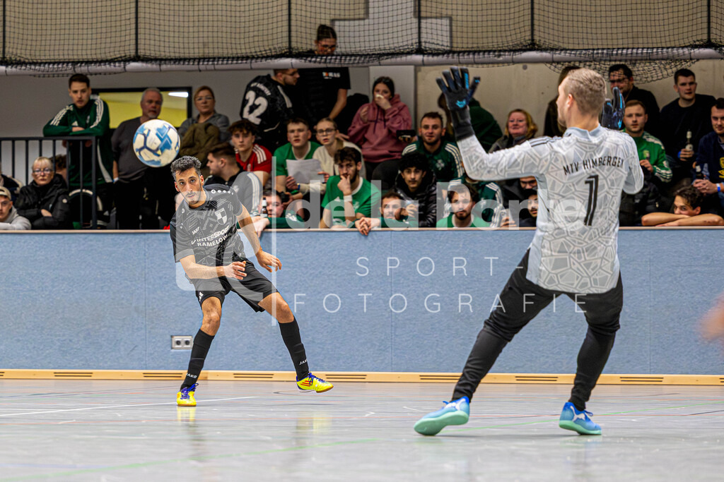 Traumtor. Ripdorfs Ismail Guessaymi zwirbelt den Ball herrlich ins lange Eck_ Keeper Christian Grundwald (Himbergen II-Römstedt III) ist ohne Chance. | immodelaporte-sportfotos - Realisiert mit Pictrs.com
