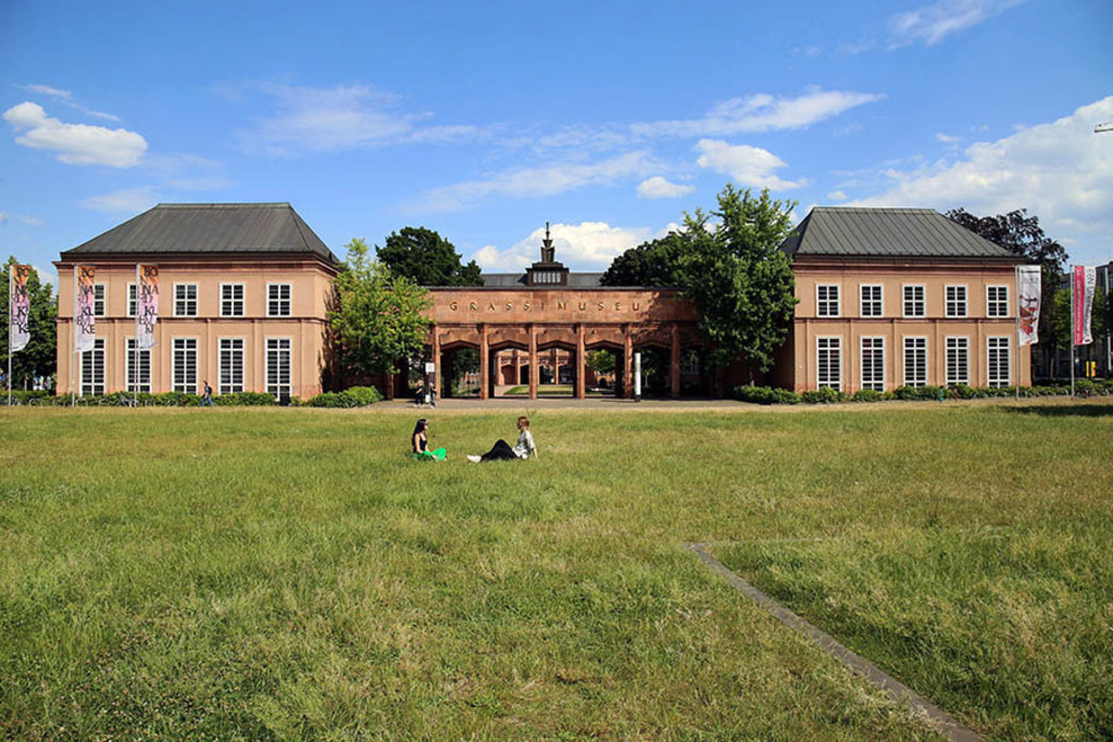 Foto: Leipzig - GRASSI Museum für Angewandte Kunst | Das Team hinter BILDLEXIKON LEIPZIG bündelt historische wie aktuelle Informationen über die Stadt Leipzig in Text und Bild auf einer Plattform und stellt diese der interessierten Öffentlichkeit zur Verfügung.