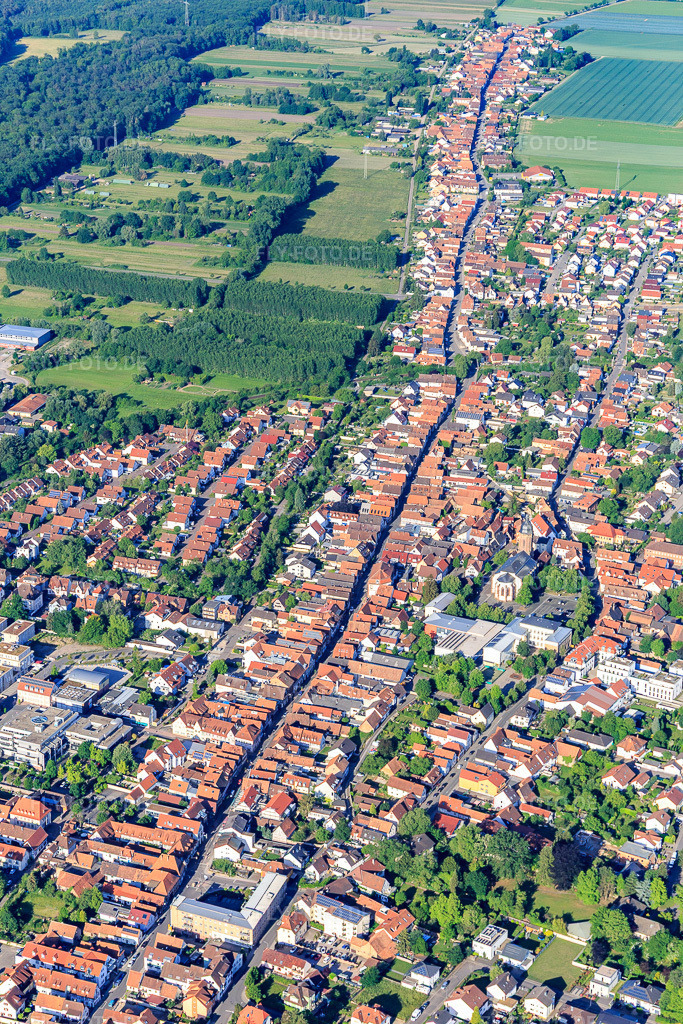 Luftbild: Haupt- und Saarstraße in Kandel im Bundesland Rheinland-Pfalz in Deutschland. Foto: IMG_132252.jpg vom 28.05.2022 durch Werner Riehm/FLY-FOTO.deSV Kandel