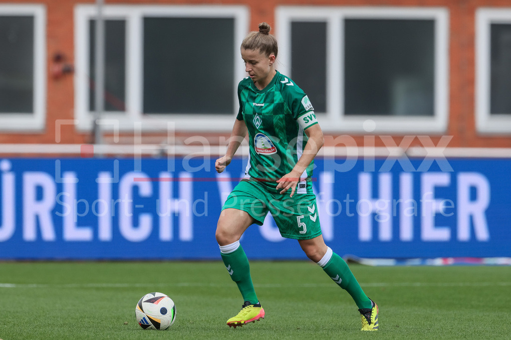 Fussball, Google Pixel Frauen-Bundesliga, SV Werder Bremen - 1. FFC Turbine Potsdam | v.li.: Michelle Ulbrich (SV Werder Bremen, 5) am Ball, Freisteller, Einzelbild, Ganzkörper, Aktion, Action, Spielszene