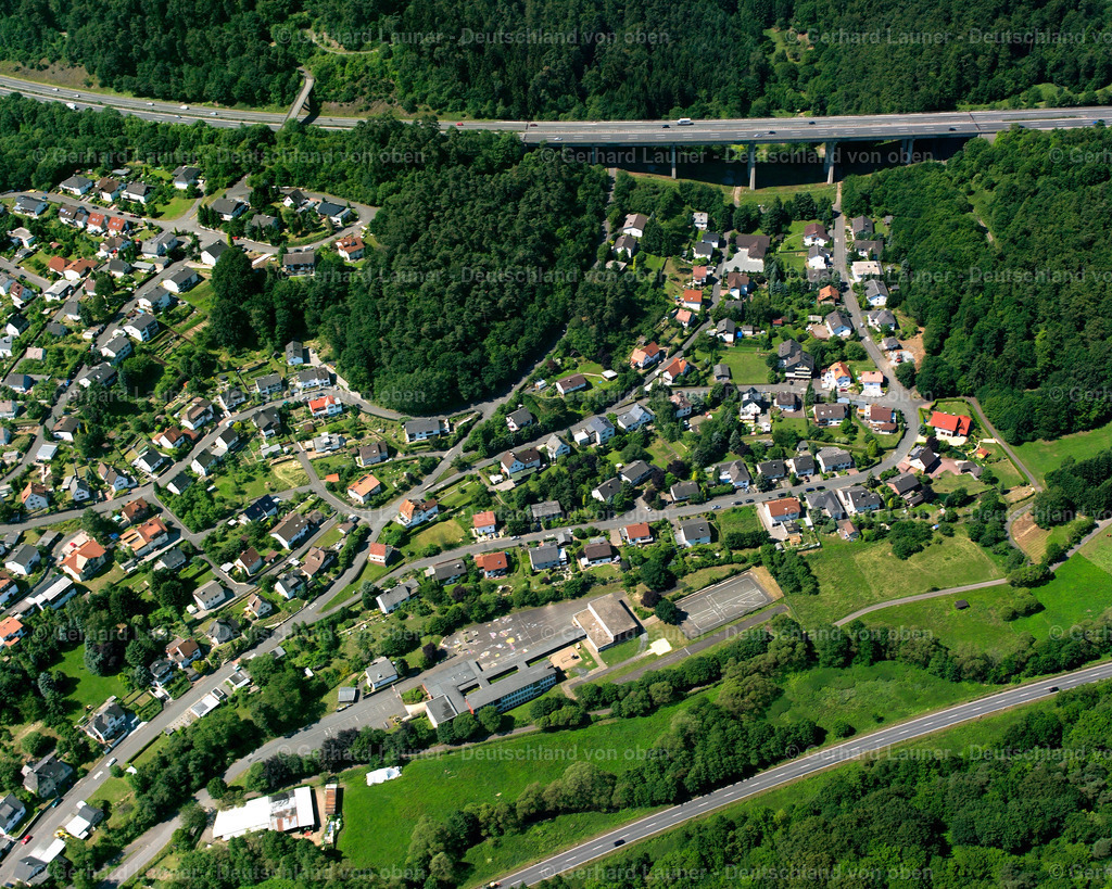 2610484 | BURG 09.06.2006 Von Wald und Forstgebieten umgebener Ortskern der Straßen und Häuser und Wohngebiete in Burg im Bundesland Hessen, Deutschland // Surrounded by forest and forest areas center of the streets and houses and residential areas in Burg in the state Hesse, Germany Foto: Gerhard Launer