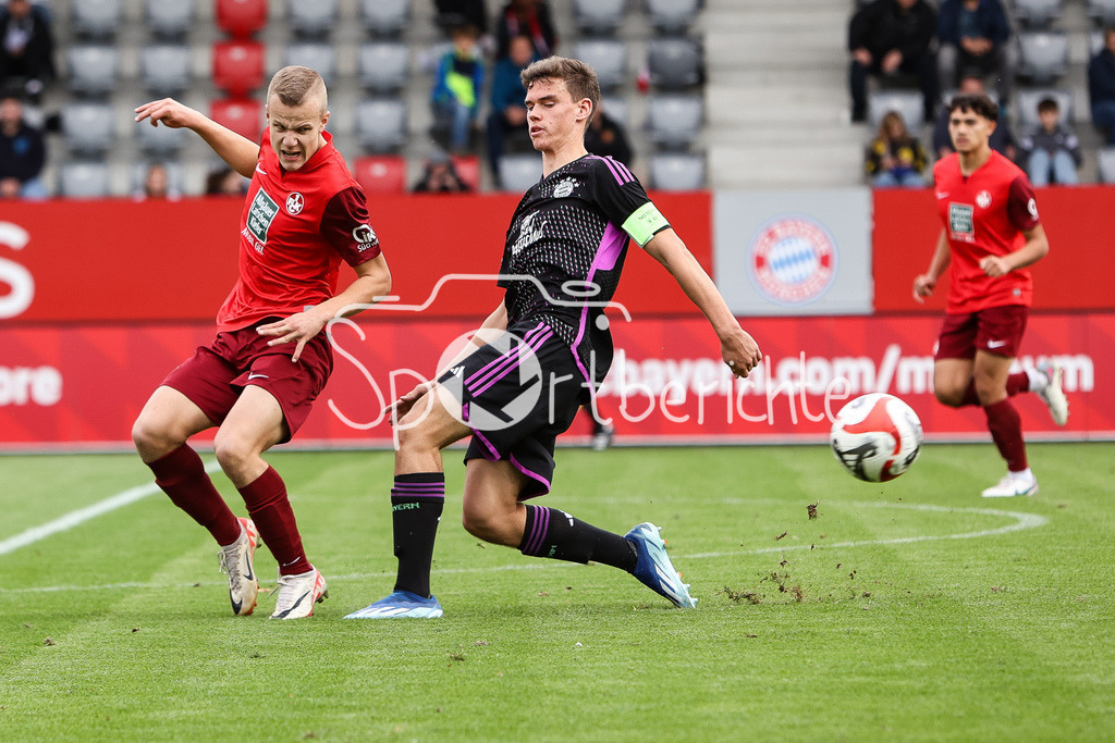 FC Bayern Muenchen U19 - 1. FC Kaiserslautern U19 | Maximilian HOMMES (FCK #14) klaert vor Robert RAMSAK (FCB #9)