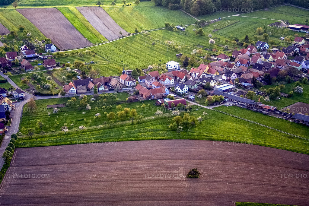 Aerial view: Church and town hall from the east in Laubach in the state Bas-Rhin, France. – Photo: IMG_10683.jpg taken on 05/04/2008 by Werner Riehm/FLY-FOTO.com – Resolution of the original: 3144 x 2097 px